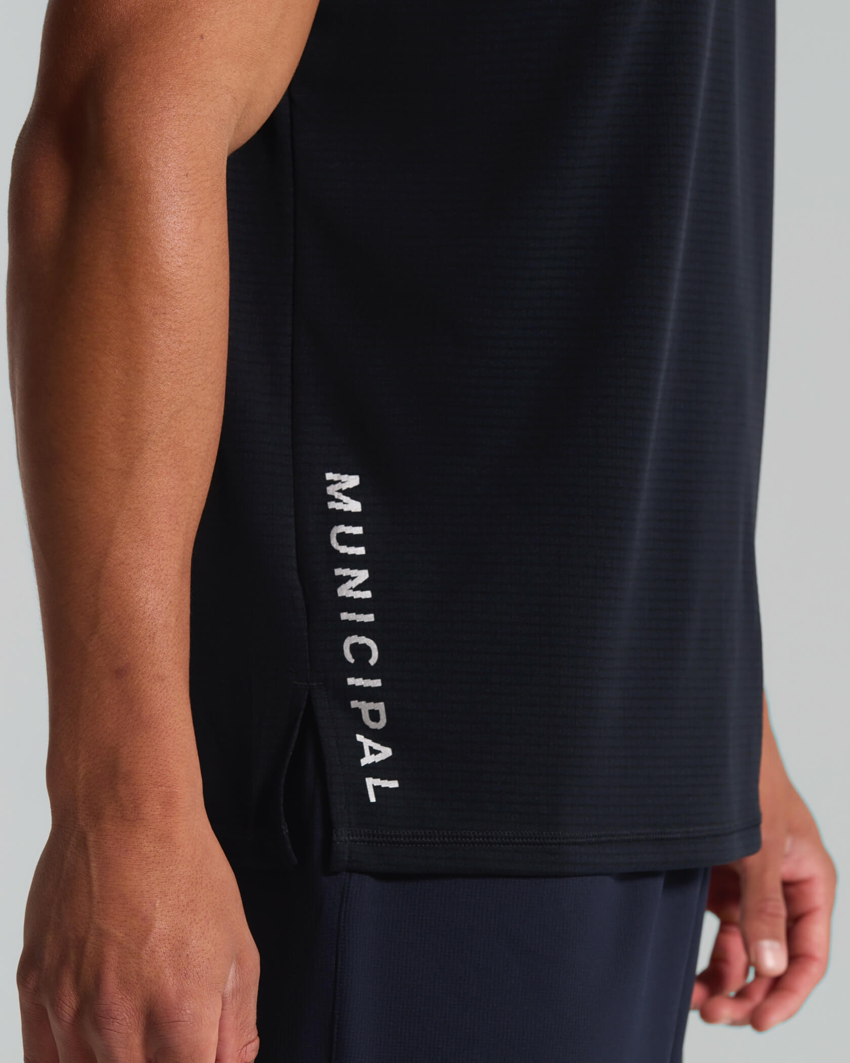 Run Core Tank |Black| logo